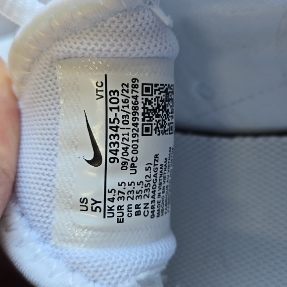 Nike Air Max 270 5Y NWOB White Sneakers Youth/women's Clean Classic Air Cushion - Picture 8 of 9